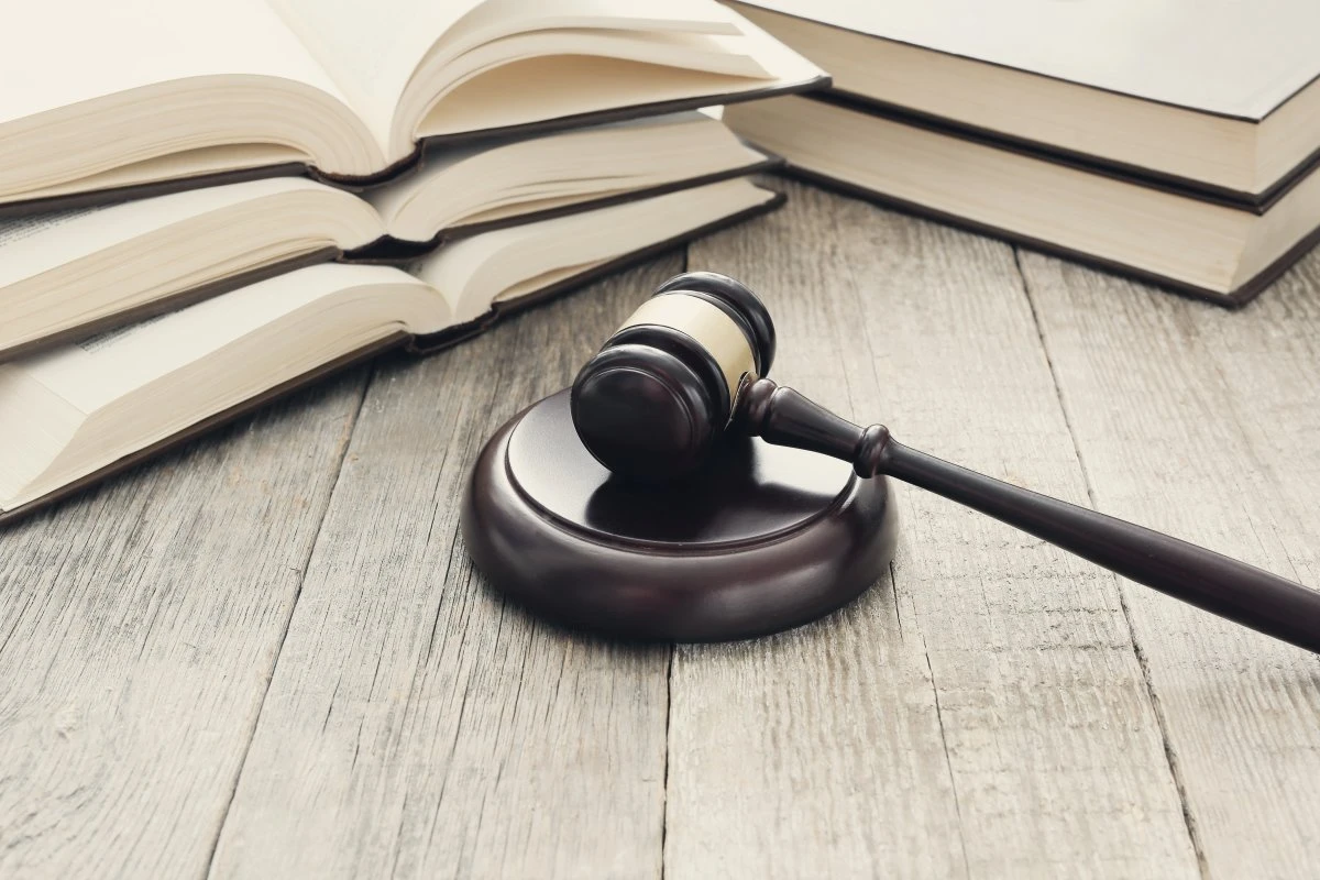 Martelletto da giudice con libri di giurisprudenza per avvocati