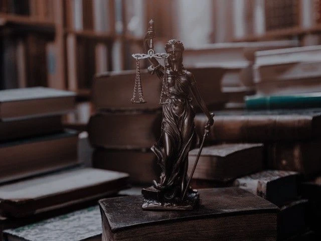 Statua della giustizia con la bilancia per garantire il diritto di lavoro equo a tutti